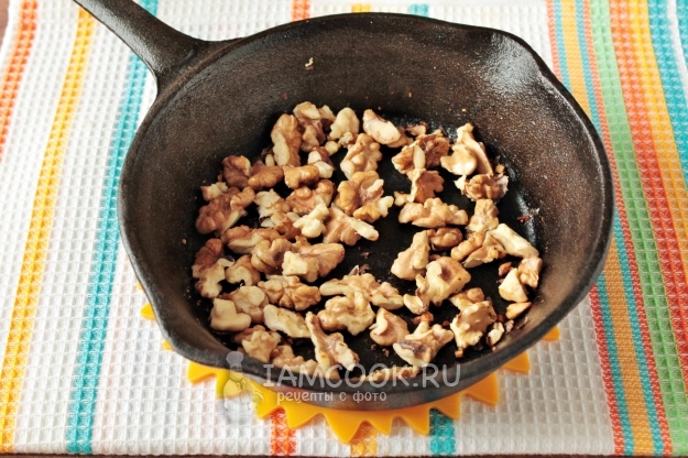 Обжарить орехи