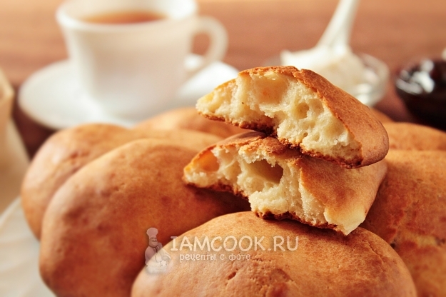 Готовые пышные оладьи на кефире в духовке