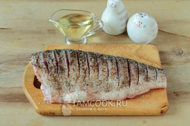 Посыпать солью и перцем