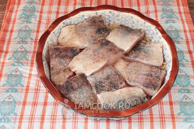 Положить рыбу на лук