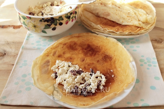 Положить на блин начинку