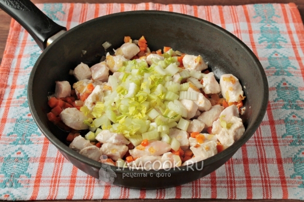 Положить сельдерей