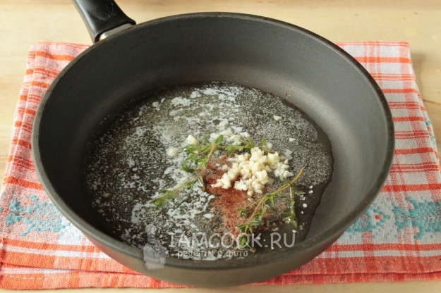 Прогреть на масле специи с чесноком