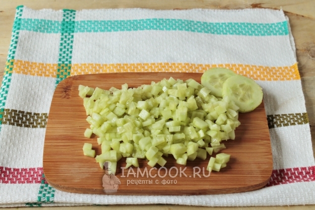 Порезать огурцы