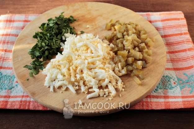 Порезать яйца, огурцы и петрушку