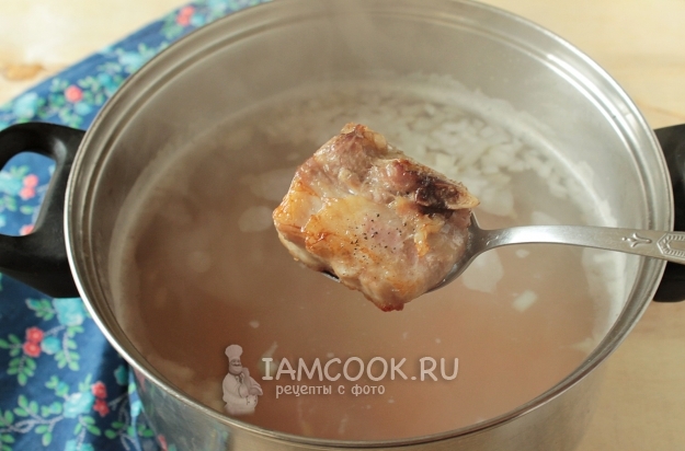 Положить ребрышки в суп