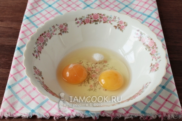 Всыпать к яйцам соль и сахар