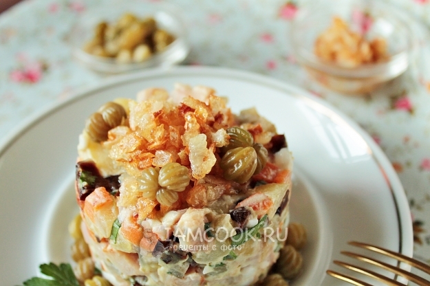 Фото салата с копченой курицей и черносливом