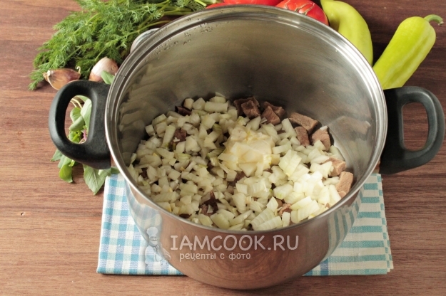 Положить лук к мясу