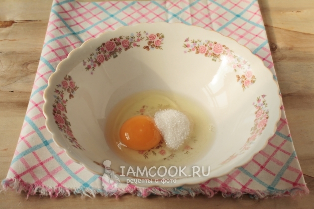 Соединить яйцо и сахар