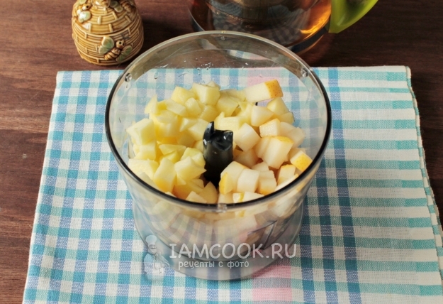 Положить грушу в блендер