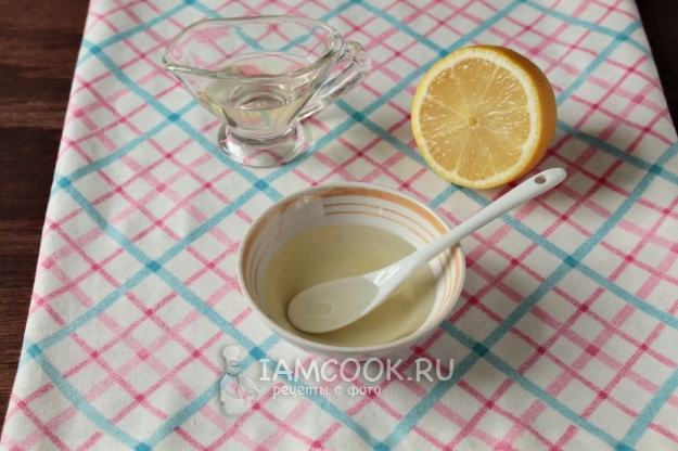 Соединить масло и сок лимона