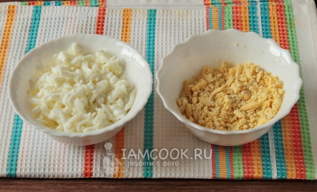 Измельчить отдельно белки и желтки