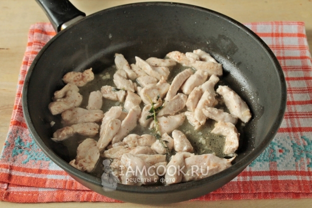 Обжарить куриное филе