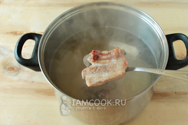 Положить ребрышки в кастрюлю