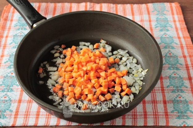 Обжарить лук с морковью
