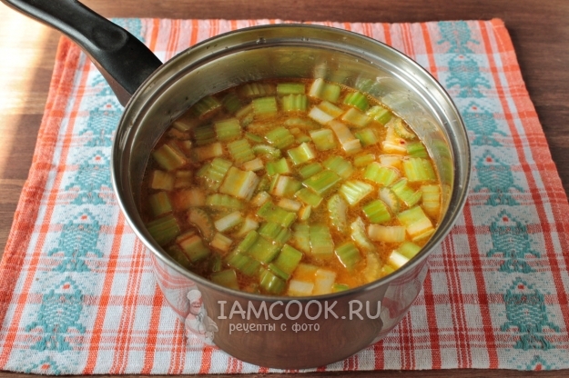 Положить сельдерей в суп