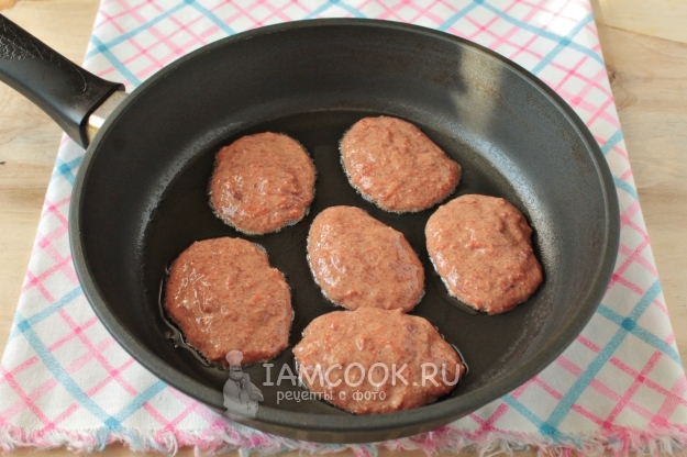 Положить тесто на сковороду