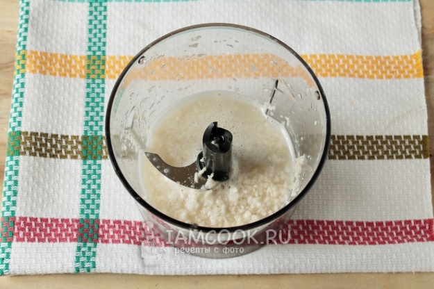 Измельчить хрен с водой