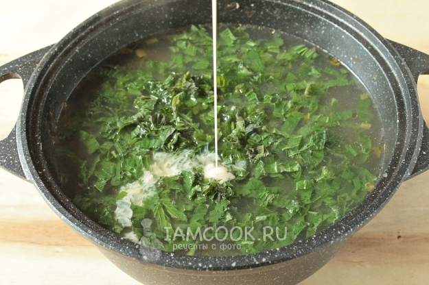 Влить взбитые яйца в суп