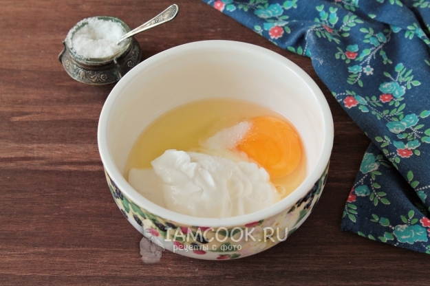 Соединить яйцо и сметану