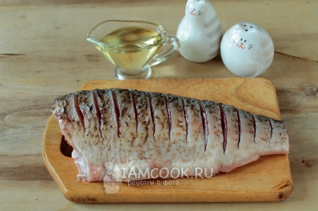 Сделать на рыбе надрезы