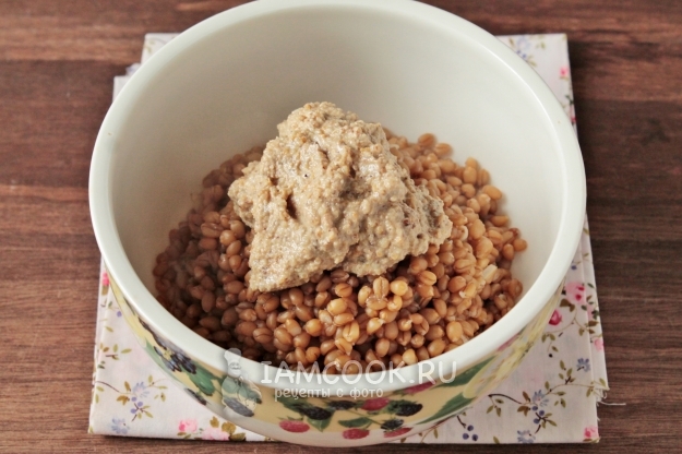 Соединить пшеницу и ореховую заправку