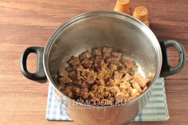 Обжарить лук с мясом