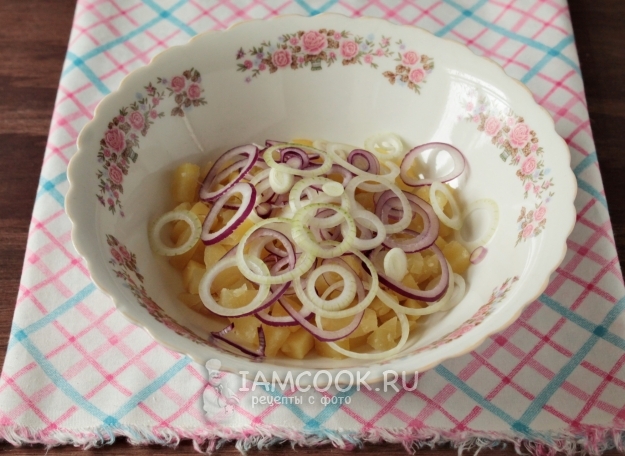 Соединить лук и картофель