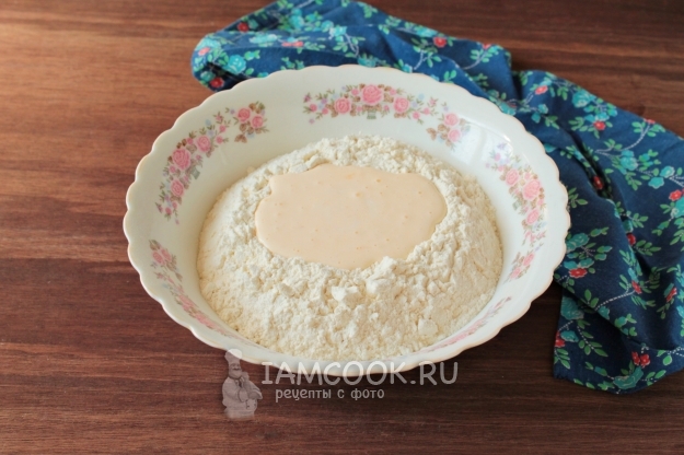 Влить в муку сметанную смесь