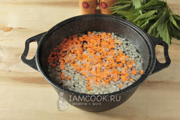 Положить в воду лук и морковь