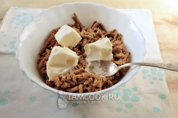 Положить масло