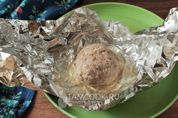 Развернуть фольгу с котлетой