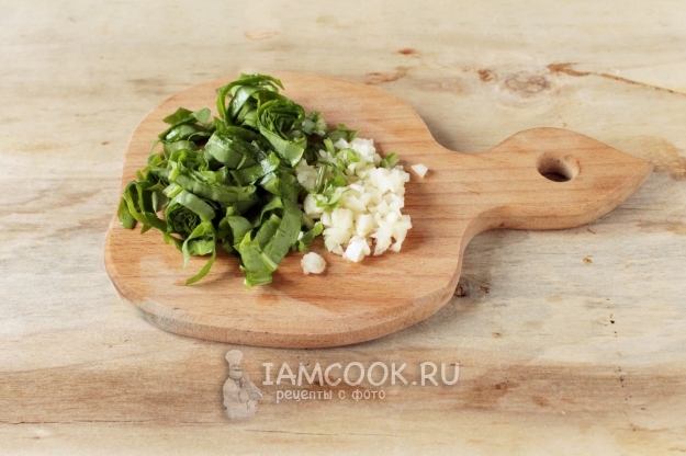 Порезать щавель и чеснок