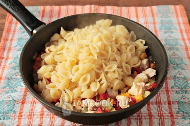 Добавить макароны