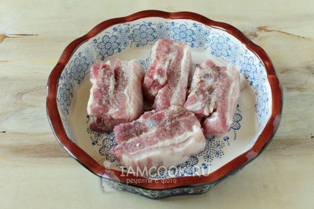 Положить ребрышки в форму