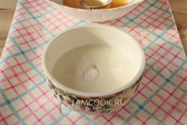 Всыпать в кефир соль и соду