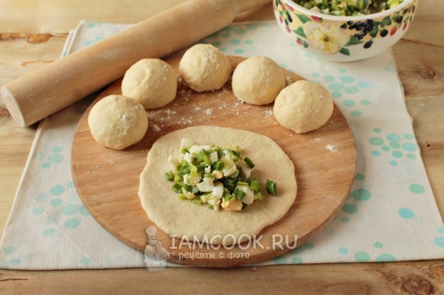 Положить на тесто начинку