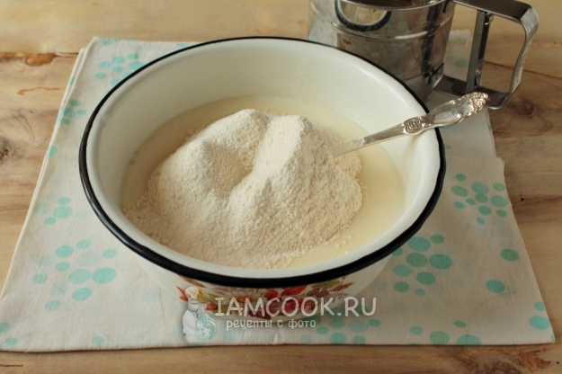 Всыпать муку