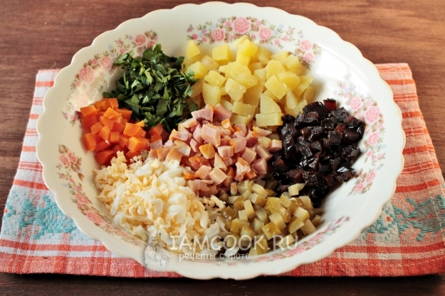 Соединить все компоненты салата