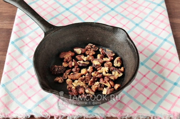 Обжарить орехи