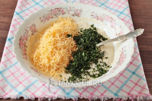 Положить тертый сыр и зелень