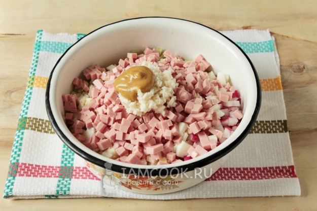 Добавить хрен, горчицу и колбасу