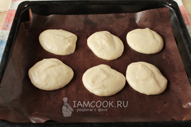 Выложить тесто на противень