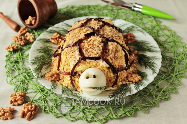 Фото салата «Черепашка» с курицей, черносливом и грецкими орехами