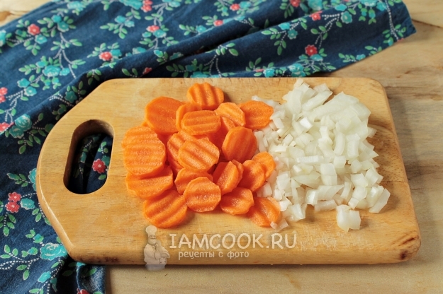 Порезать лук и морковь