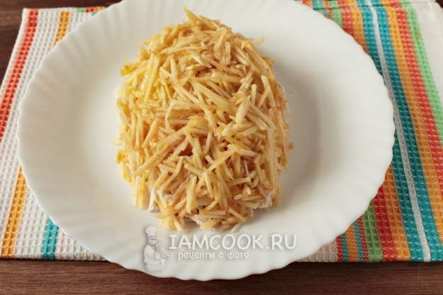 Положить слой яблок