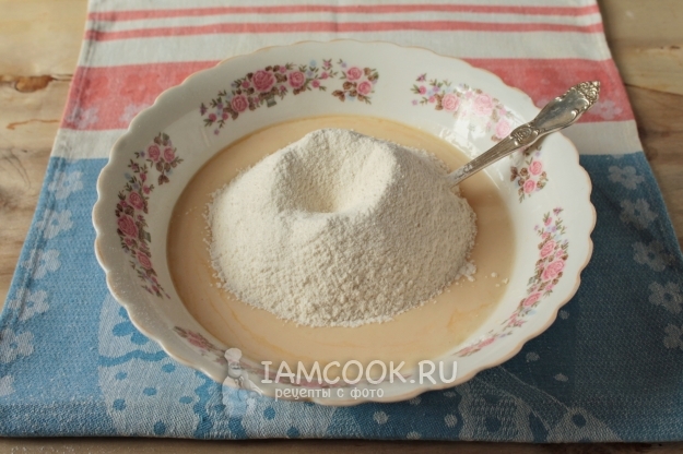 Всыпать муку