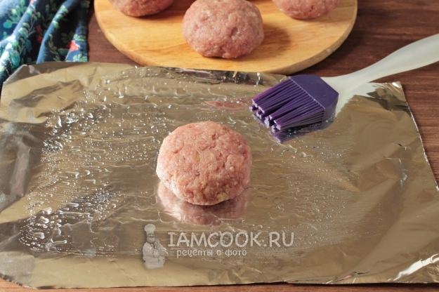 Положить котлету на фольгу