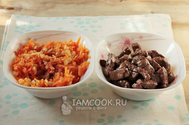 Обжарить печень и лук с морковью